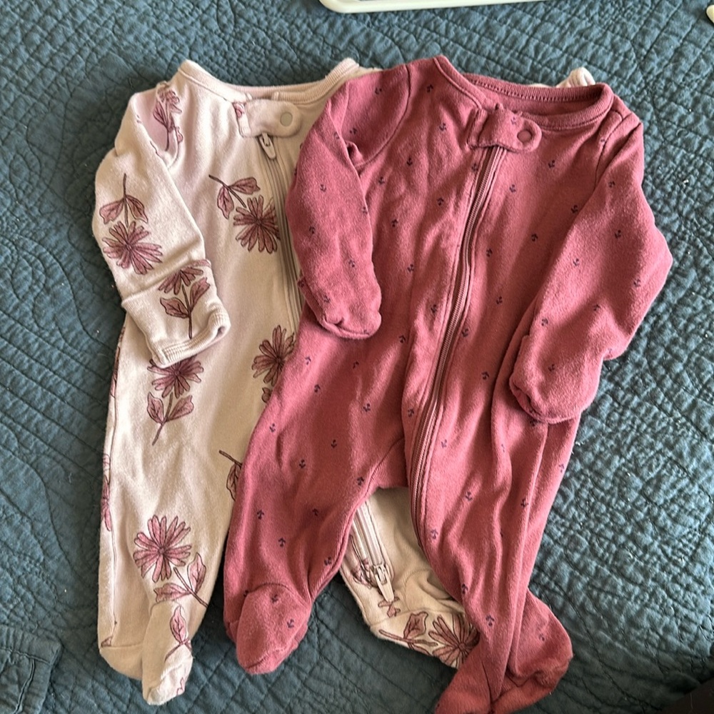 Carter’s newborn sleepers (2 pack)